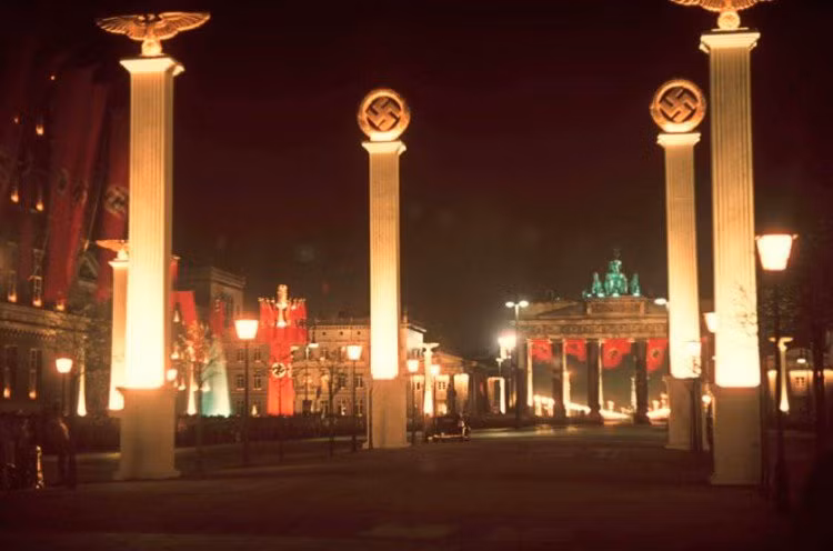 Thủ đô Berlin, Đức rực rỡ ánh đèn và biểu tượng chữ thập ngoặc ở khắp đường phố nhân sự kiện lần sinh nhật thứ 50 của Hitler. Ảnh chụp tháng 4/1939.