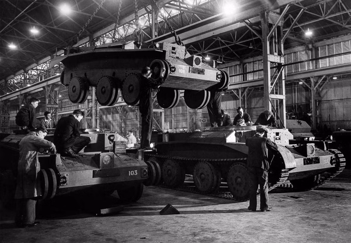 Các công nhân, kỹ sư thực hiện lắp ráp các cỗ xe tăng tại nhà máy ở Anh năm 1942.