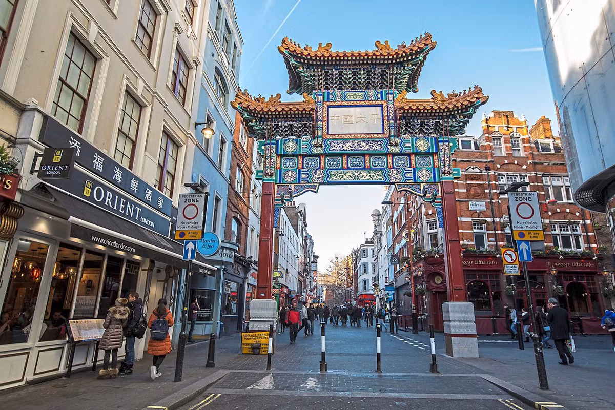 Khu phố Tàu tại London, Anh phát triển mạnh từ những năm 1950. Rất đông người Trung Quốc sống và làm việc tại nơi này.