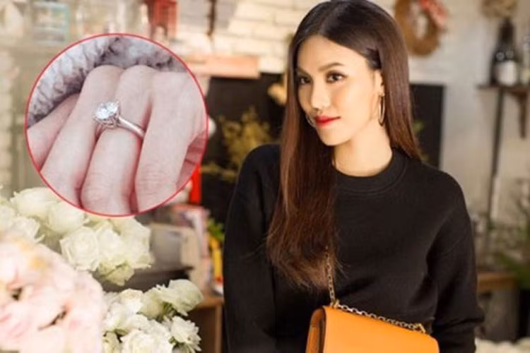 Chiếc nhẫn chỉ được gắn 1 viên kim cương - cũng có nghĩa là khi Tuấn John nguyện kết tóc se duyên với Lan Khuê - cô sẽ là người phụ nữ duy nhất trong lòng anh hướng đến. Một người bạn thân của Lan Khuê - Tuấn John tiết lộ, chiếc nhẫn cầu hôn này có một kỉ niệm thú vị. Theo đó vì muốn Lan Khuê bất ngờ tuyệt đối trong giây phút cầu hôn, Tuấn John... đánh liều đặt hàng mà bỏ qua bước đo kích thước ngón tay người đẹp. Nên khi được trao món trang sức trị quý giá, ngón áp út của Lan Khuê đã... bị lọt thỏm bởi độ rộng của nó.
