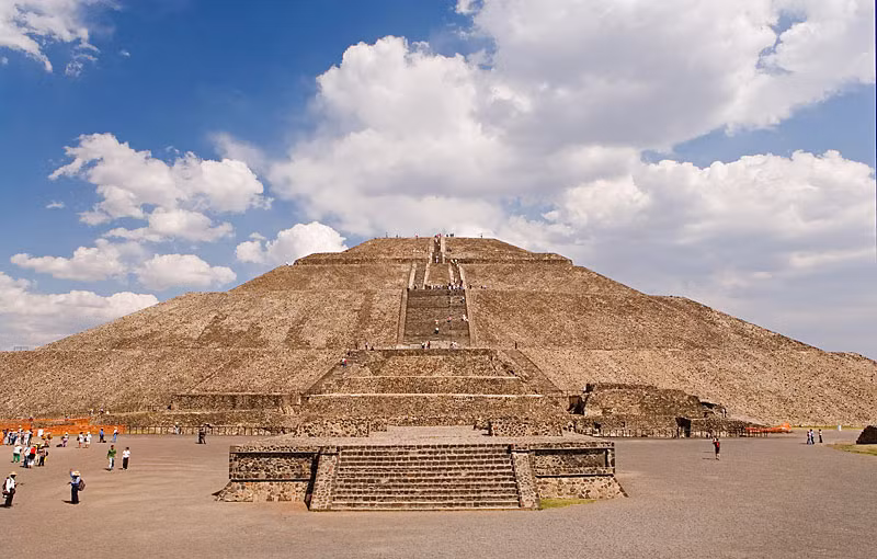 Kim tự tháp Mặt trời được đánh giá là thành tựu kiến trúc tinh xảo nhất ở Teotihuacan, thành phố lớn đầu tiên của Mexico cổ đại. Mời độc giả xem video: Phá kim tự tháp hơn 2 nghìn năm tuổi để lấy đá làm đường (nguồn: VTC14)