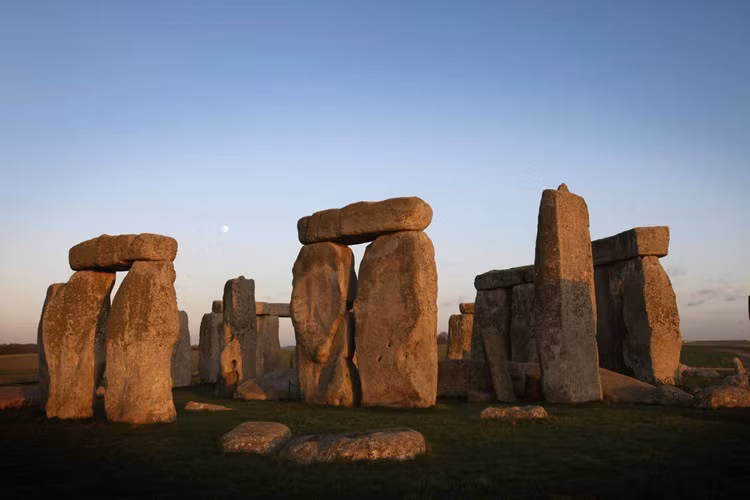 Theo cuốn sách Megalith, bãi đá cổ Stonehenge có niên đại vào năm 2750 trước Công nguyên.