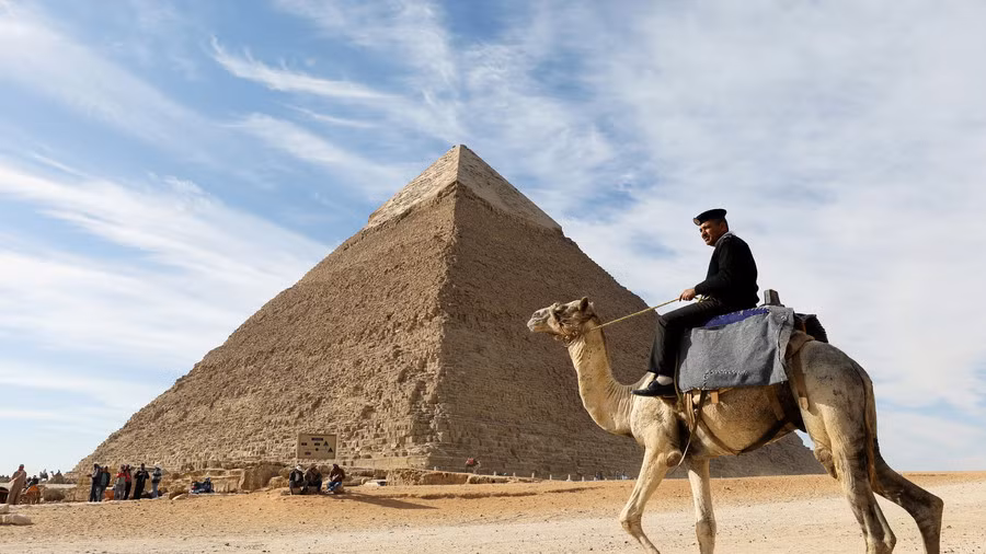 Bí ẩn hơn là việc kim tự tháp Giza hướng về đúng điểm cực Bắc của Trái Đất. Cho đến nay, kim tự tháp cổ xưa này là công trình hướng cực Bắc chuẩn nhất trên thế giới.