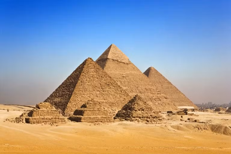 Kim tự tháp Giza ở Ai Cập là một công trình kiến trúc nổi tiếng thế giới. Nó được cho là xây dựng vào khoảng năm 2580 - 2560 trước Công nguyên.