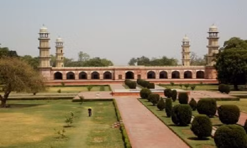 Lăng mộ của Jahangir ở Lahore, Pakistan được con trai Hoàng đế Jahangir là hoàng tử Khurram (Shah Jahan) cho người xây dựng. Lăng mộ của Jahangir ở Lahore, Pakistan được con trai Hoàng đế Jahangir là hoàng tử Khurram (Shah Jahan) cho người xây dựng.