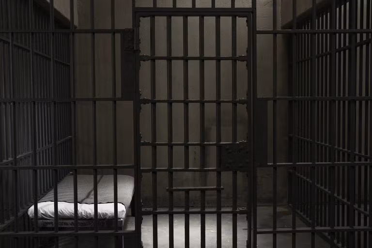 Trong phiên xét xử năm 1994, tòa án ở tiểu bang Oklahoma, Mỹ đã kết án tên tội phạm Robinson 30.000 năm tù.