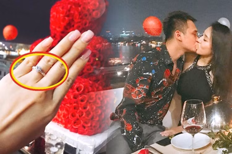 Khắc Việt tự tay chuẩn bị chiếc nhẫn kim cương đắt giá cầu hôn bạn gái vào tháng 10 năm ngoái. Tuy nhiên, anh không tiết lộ mức giá.