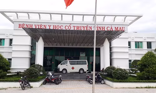 Bác sĩ Đỉnh một lần nữa từ chối nhận nhiệm vụ tại Bệnh viện y học cổ truyền Cà Mau - Ảnh: N.Hùng