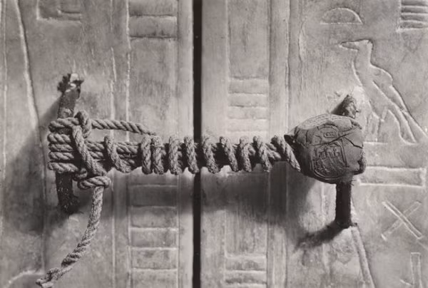 Sợi dây thừng tại mộ vua Tutankhamun, 1922. Nó đã bảo vệ nơi này 3.245 năm.