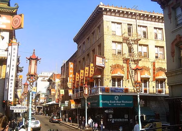 Khu phố Tàu (Chinatown) tại San Francisco, Mỹ là một trong những nơi cư ngụ của cộng đồng người Trung Quốc nổi tiếng nhất thế giới. Nơi đây được mệnh danh là khu phố người Hoa lâu đời nhất ở Bắc Mỹ.
