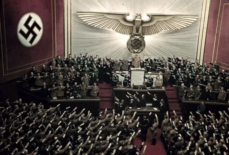 Trùm phát xít Hitler có bài phát biểu và nhận được sự ủng hộ tuyệt đối của các quan chức tại Kroll Opera House ở Berlin năm 1939. Mời quý độc giả xem video: Tiếp tục truy tìm tội phạm chiến tranh thời phát xít Đức (nguồn: VTC14)