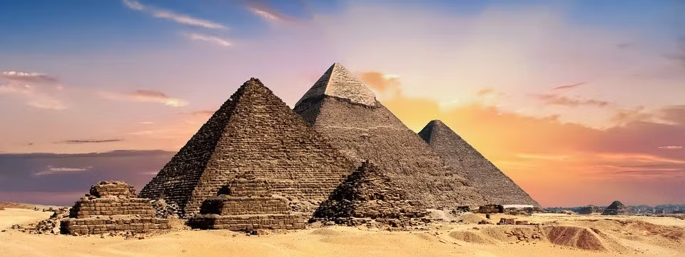 Điều đặc biệt là kim tự tháp Giza quay mặt về đúng điểm Cực Bắc của Trái Đất. Đây cũng là công trình hướng về Cực Bắc chuẩn xác nhất hơn bất cứ công trình nào trên thế giới.