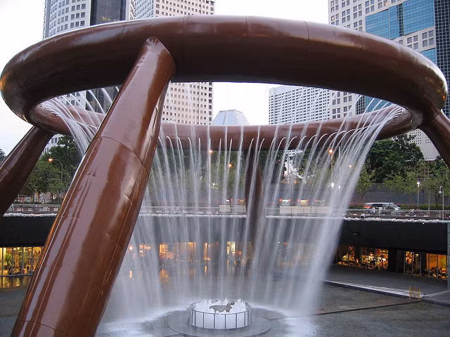 Đài phun nước lớn nhất thế giới có tên “Fountain Of Wealth” (Đài thịnh vượng) nằm ở siêu thị Suntec City, Singapore. Được xây dựng vào năm 1997, chi phí ước tính của công trình này là khoảng 6 triệu USD.