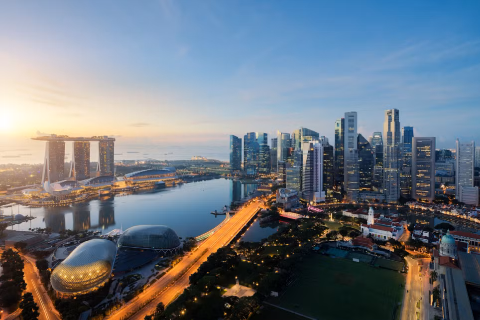 Mặc dù dân số chỉ khoảng 5,6 triệu người nhưng Singapore có tới 10 tôn giáo lớn, trong đó phần lớn người dân theo: Phật giáo, Đạo giáo, Hồi giáo, Ấn Độ giáo và Thiên chúa giáo.