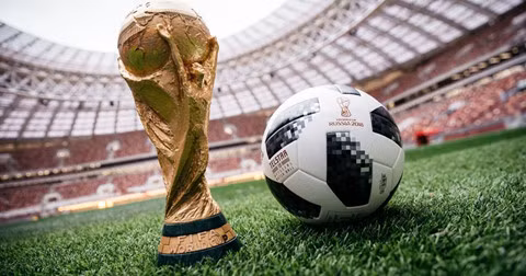 Argentina là đội tuyển duy nhất có 2 cầu thủ phải rời khỏi sân trong một trận Chung kết World Cup. Cụ thể, trong World Cup 1990, Pedro Monzon và Gustavo Dezotti đều nhận thẻ đỏ trong trận gặp Tây Đức.