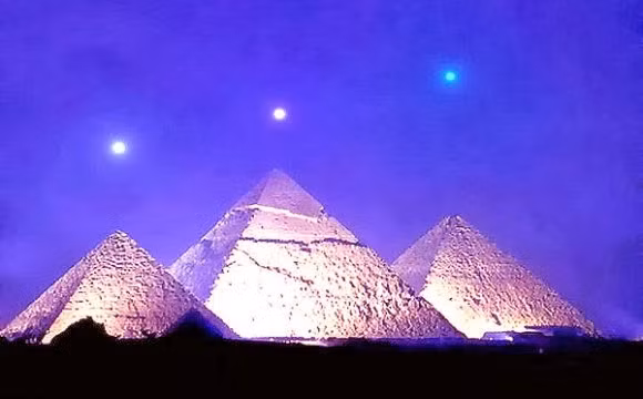 Vào thời xưa, kim tự tháp Giza từng được gọi là “Chân trời của Khufu”. Công trình này được xây từ 2,3 triệu khối đá, với tổng trọng lượng lên tới 5,9 triệu tấn.