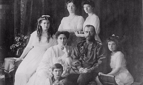 Sa hoàng Nicholas II có 5 người con gồm: 4 công chúa (Olga, Tatiana, Maria, Anastasia) và hoàng tử Alexei. Vào năm 1917, Sa hoàng Nicholas II bị phế truất.