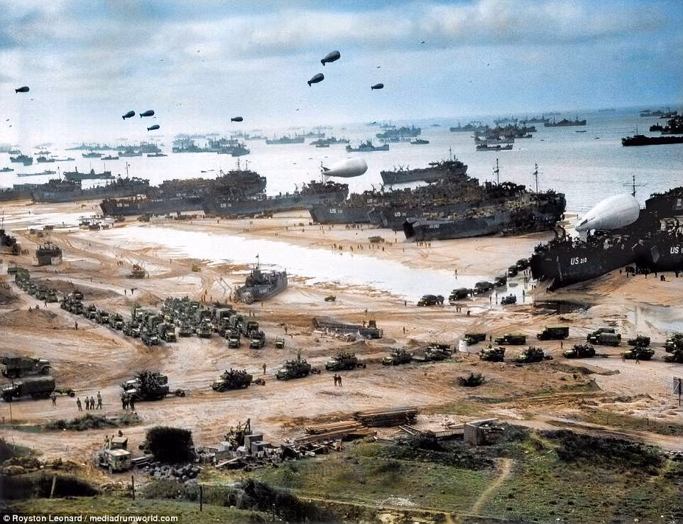 Quân Đồng minh triển khai lượng lớn binh sĩ, xe tăng, phương tiện chiến đấu, vũ khí tại bãi biển Utah. Đây là một trong 5 bãi biển mà lực lượng Đồng minh đổ bộ trong cuộc đổ bộ D-Day.