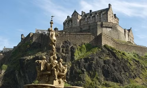 Nằm tại Scotland, lâu đài Edinburgh được xây dựng vào thế kỷ 12. Kiến trúc độc đáo của tòa lâu đài cùng với lịch sử của nó khiến nơi đây trở thành một trong những địa điểm du lịch hút khách.