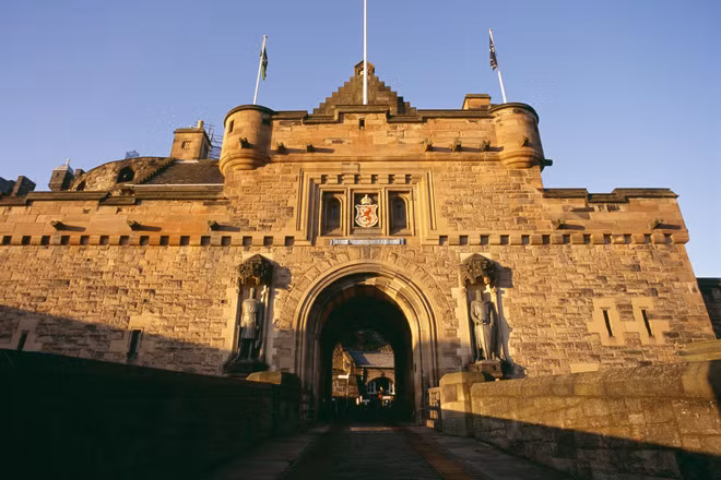 Điều này xuất phát từ việc bên dưới lâu đài Edinburgh có một hệ thống đường hầm bí mật dưới lòng đất để kết nối tòa lâu đài tới nhiều địa điểm xung quanh. Nó được các thành viên hoàng gia sử dụng trong một thời gian dài.