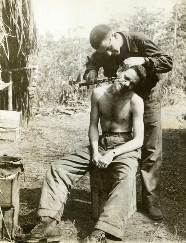 Không có dao cạo râu, những người lính này dùng dao quân đội để thay thế. Ảnh: MacArthur Museum.