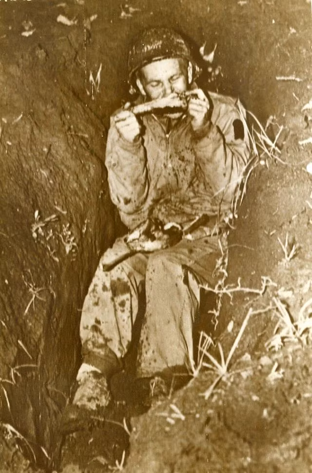Bữa tiệc lễ Phục sinh đáng nhớ dưới hố cá nhân. Ảnh: MacArthur Museum.