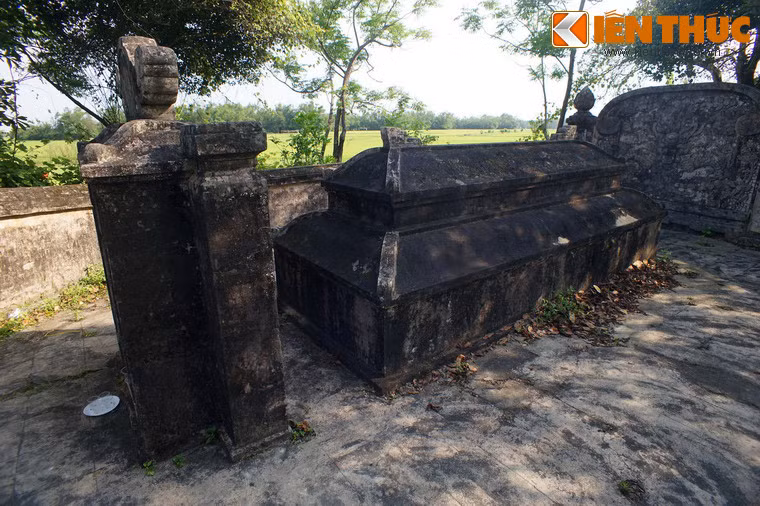 Mộ phần được xây bằng hợp chất ô dước vôi, cát, mật, có hình dáng một tòa đình với hai tầng mái.