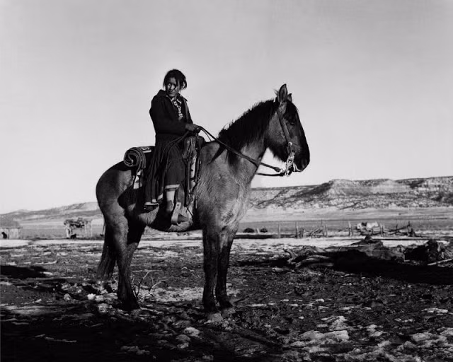 Người phụ nữ bản địa cưỡi ngựa ở Navajo. Ảnh: John Collier Jr.
