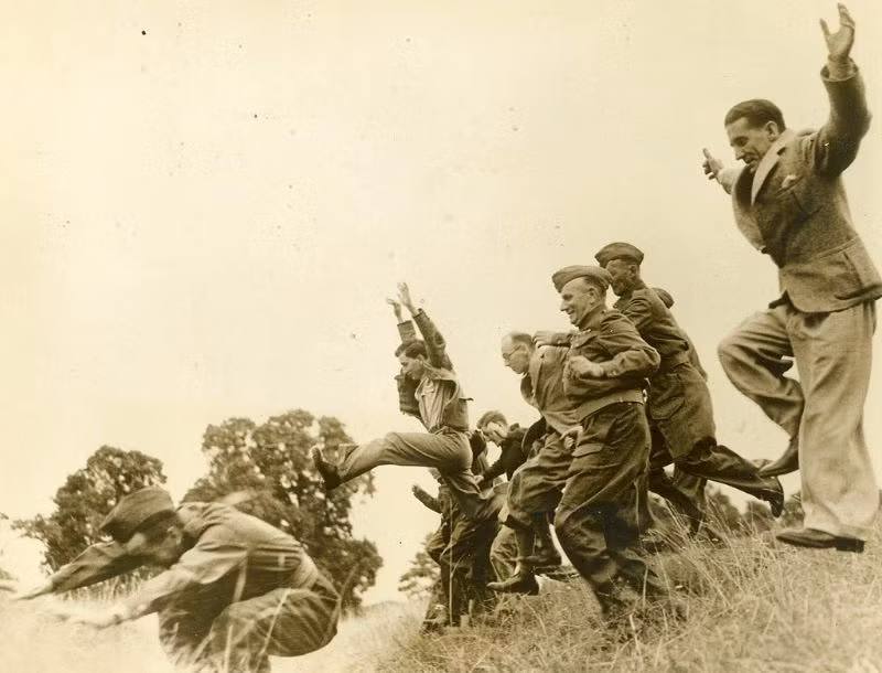 Hình ảnh vui nhộn về binh lính Anh trong một buối tập luyện chiến thuật du kích. Ảnh: MacArthur Museum.