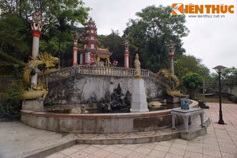 Tháp thờ Tổ nằm sau chùa, gần nhà thờ Tổ.