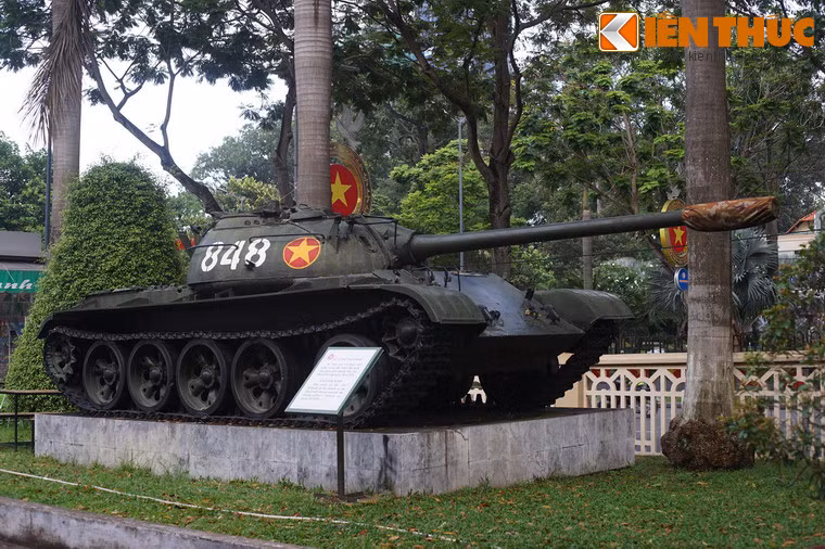 Khu trưng bày ngoài trời của Bảo tàng Chiến dịch Hồ Chí Minh rộng 2.000 mét vuông, là nơi trưng bày các loại khí tài sử dụng trong chiến dịch giải phóng miền Nam và một số vũ khí chiến lợi phẩm. Ảnh: Xe tăng T-54 số hiệu 848 từng tham gia đột kích Dinh Độc Lập ngày 30/4/1975.