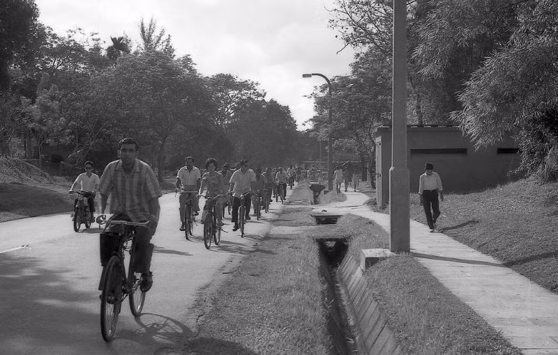 Công nhân cảng trở về về nhà bằng xe đạp từ cảng Sembawang, Singapore thập niên 1960. Ảnh: Vintag.