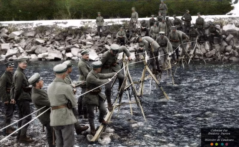 Cây cầu dã chiến được lính Đức dựng tại một con suối ở Alpenkorps, 1915. Ảnh: Duriez Frédéric Flickr.