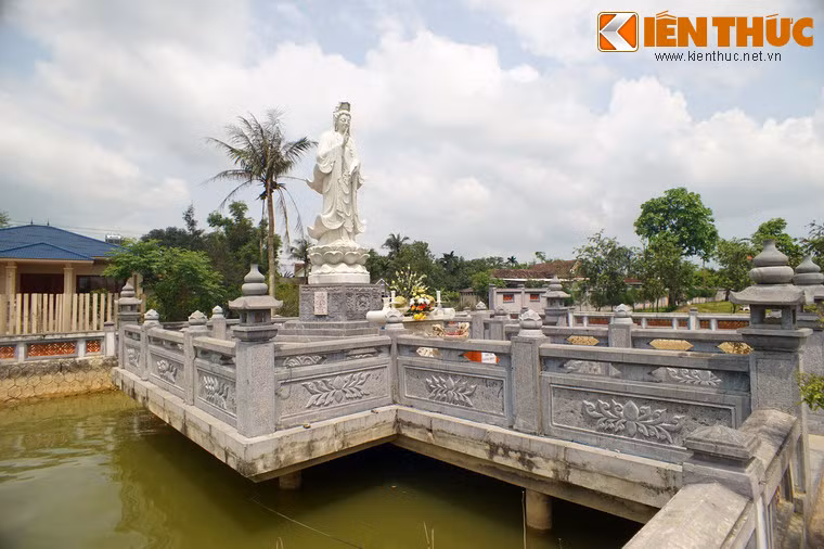 Đài thờ Quán Thế Âm Bồ Tát nằm ở hồ nước phía trái Tam bảo khi đi từ tam quan nội vào.