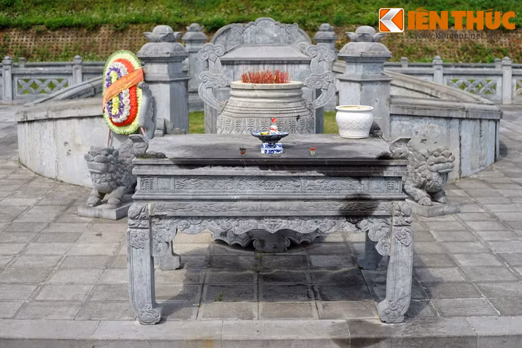 Trước lối vào mộ có một hương án làm bằng đá chạm trổ tinh xảo. Sau hương án là lư hương, cũng làm bằng đá.
