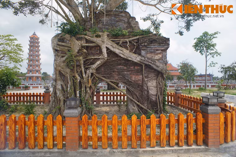 Chiếc cổng cũ của chùa Hoằng Phúc được lưu giữ như một chứng tích lịch sử.