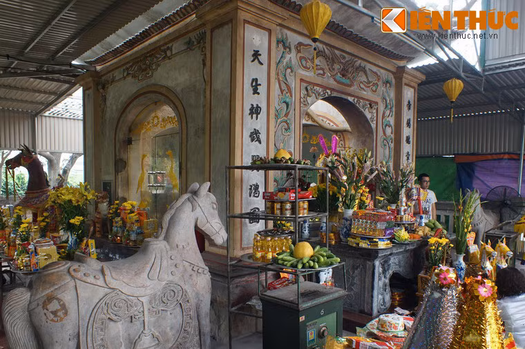 Trung tâm khu lăng mộ là một tòa tiểu đình có bốn mặt, xây theo kiểu kiến trúc tâm linh truyền thống của người Việt.