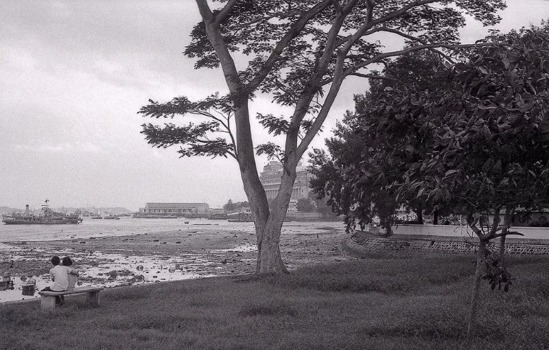 Bờ sông Singapore, gần đường đê Clifford. Ảnh: Vintag.