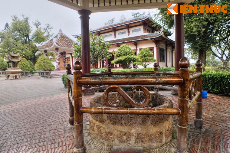 Cây me cổ thụ cùng với giếng nước gần đó là hai vật thể còn sót lại trong ngôi nhà của ba anh em nhà Tây Sơn sau khi bị quân của chúa Nguyễn Ánh tàn phá.