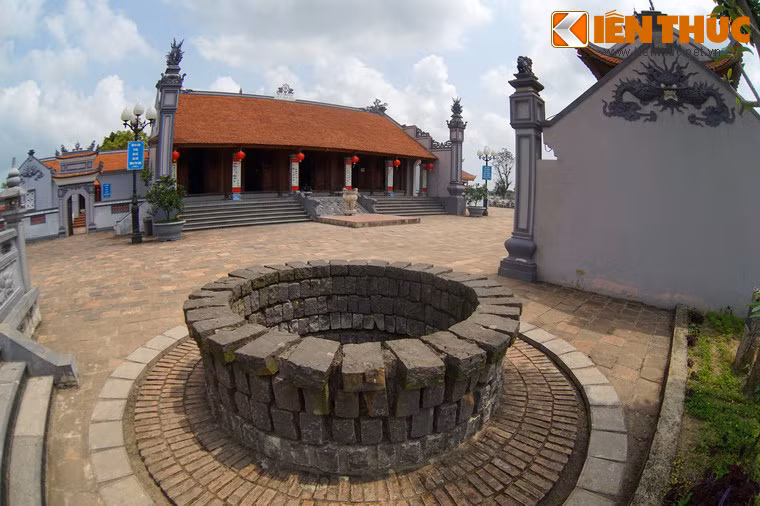 Chiếc giếng cổ trong sân chùa.