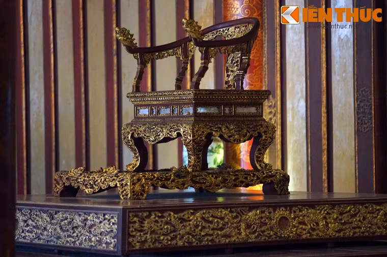 Ngai vàng bảo vật quốc gia của các vua nhà Nguyễn được làm bằng gỗ sơn son thiếp vàng, chạm khắc rất tinh xảo. Ngai cao 101 cm, rộng 72 cm, dài 87 cm. Phần đế dài 118 cm, rộng 90 cm, cao 20 cm.