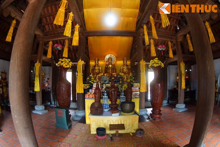 Không gian trong tòa Tam Bảo với bộ tượng Tam Thế Phật ở trung tâm.