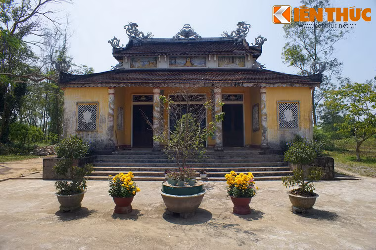 Vị trí của chùa từng là khuôn viên của một đền tháp Chăm cổ. Thế kỷ 15, cư dân Đại Việt di cư vào làng Hà Trung đã dùng đền tháp bằng đá này làm nơi thờ Phật. Đến năm 1703, vị Tham chánh Trần Đình Ân sau khi từ chức về làng đã sử dụng khu đền tháp trung tâm để ở và tu đạo.