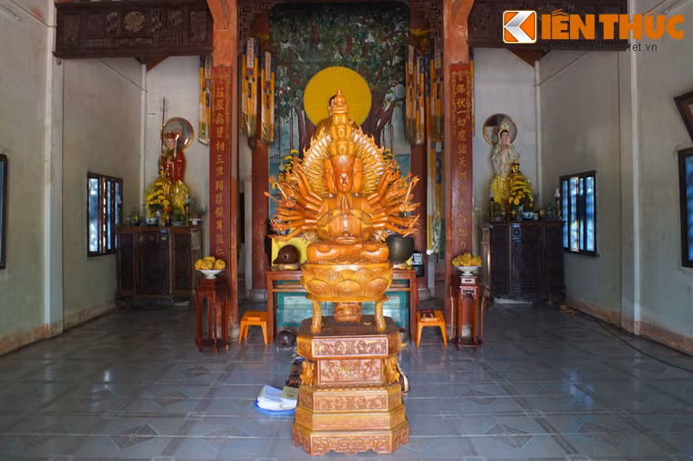 Không gian bên trong chính điện chùa Bình Trung hiện tại.