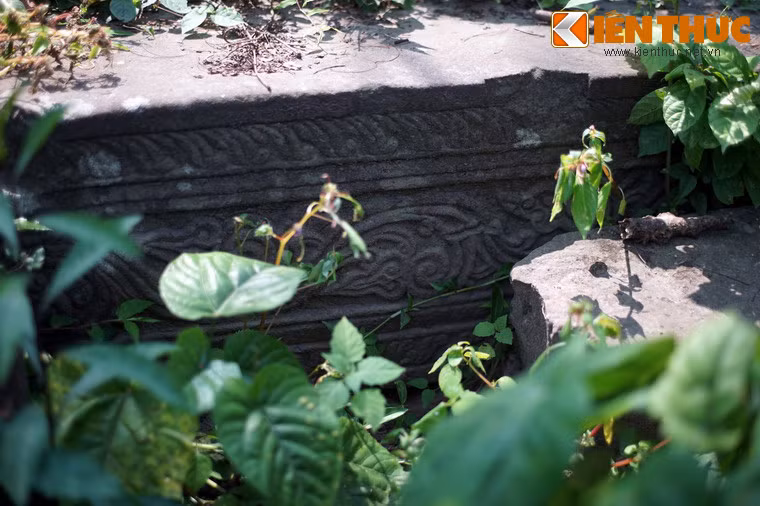 Bậc cấp dẫn lên nền được chặm khắc hoa văn tinh tế, mang đậm nét văn hóa Chăm.