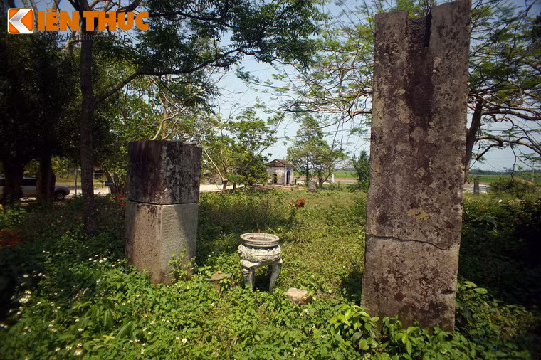 Trên nền còn hai trụ đá có tiết diện vuông. Phía đầu trụ và bên thân có những lỗ sâu hình chữ nhật và hình vuông, dấu hiệu của những điểm khớp mộng.