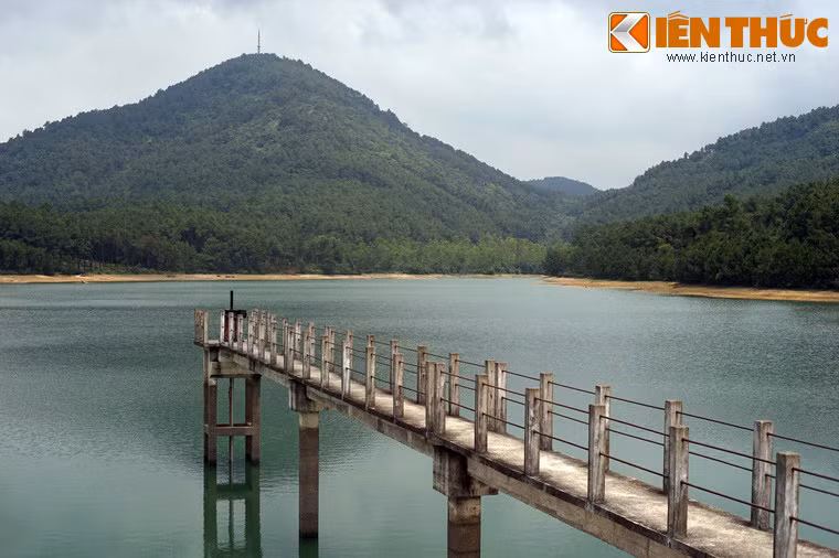 Từ chùa Thiên Tượng theo đường chim bay về phía Đông Nam chừng 2 km là đến hồ Thiên Tượng, một hồ nước có cảnh quan sơn thủy rất hữu tình.