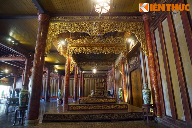 Điều kỳ lạ là sau những biến cố lịch sử đó, vị trí của ngai vàng vẫn không bị lay chuyển.