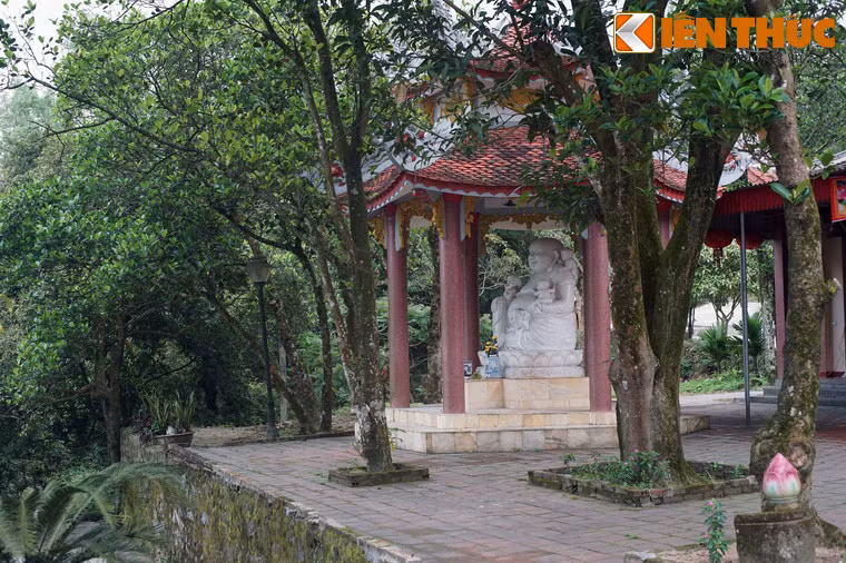 Lầu Di Lặc nằm trước nhà thờ Tổ.