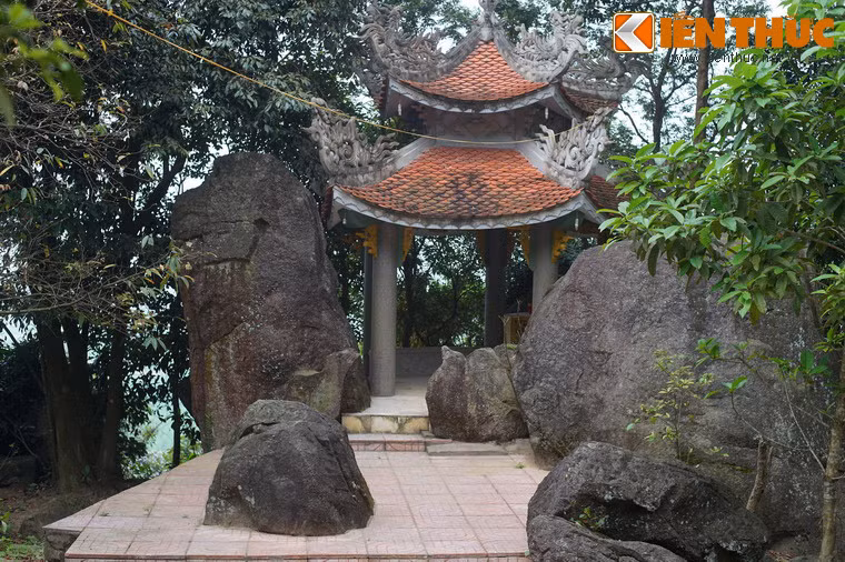 Lầu Sơn thần.
